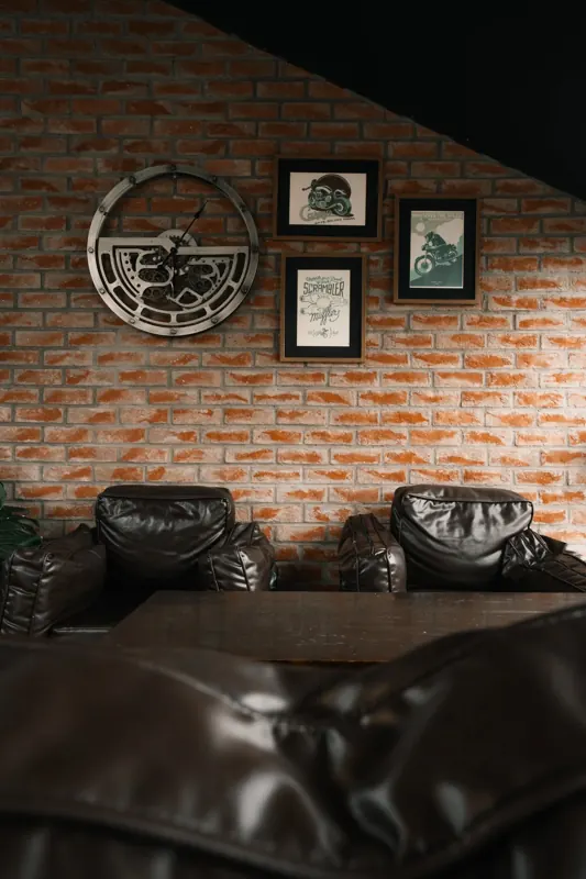 Góc sofa da cạnh tường gạch