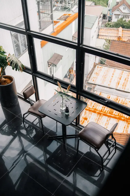 Bàn làm việc cạnh cửa kính