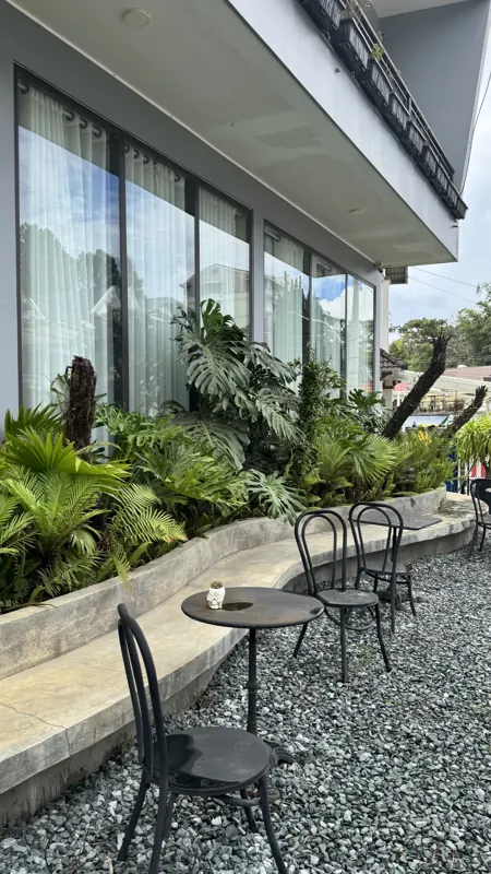Góc ngồi ngoài trời giữa cây xanh